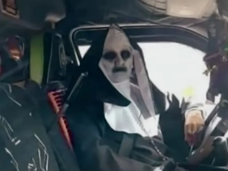 Chofer de combi se disfraza de La Monja y se vuelve viral