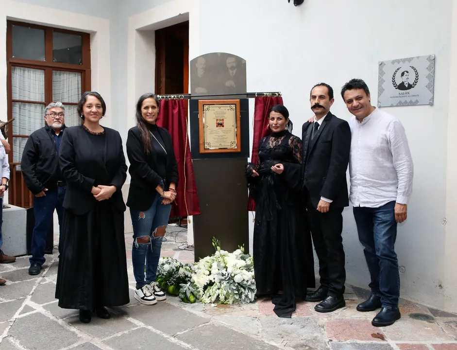 Placa conmemorativa de la obra “Serdán. Una familia de valientes”