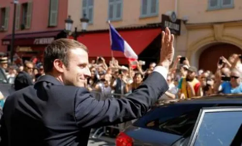 Macron promete a las víctimas de Niza luchar sin cuartel contra el terrorismo