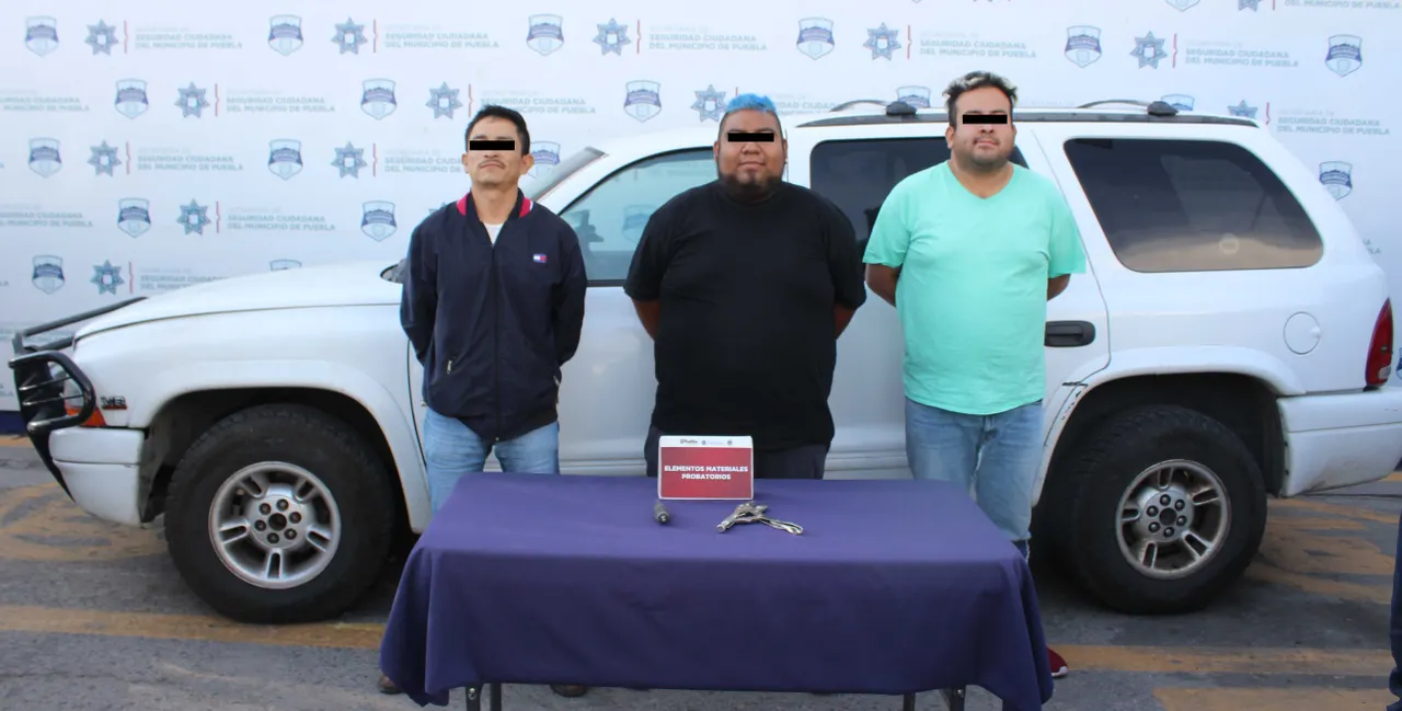 Recuperó policía municipal de Puebla una camioneta robada; hay tres personas detenidas