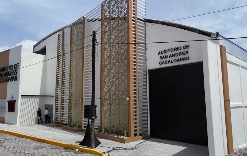 Sergio Salomón Céspedes inaugura el auditorio en San Andrés Cacaloapan