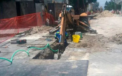Retroexcavadora provoca fuga en tubería de Maxi-Gas