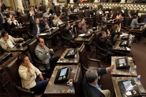 Diputados no se aprietan cinturón; reciben más salario del reportado