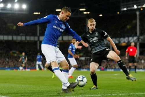 Everton derrota 2-0 al Burnley y mantiene sueño de Europa League