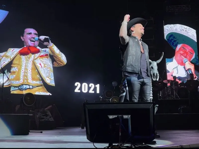 Nodal rinde homenaje a Vicente Fernández durante concierto