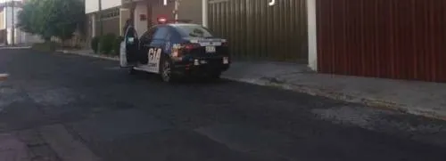 Delincuentes atropellan a joven tras intentar robarle su bolso