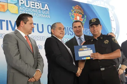 Entrega RMV préstamos del Programa Haz Efectivo tu Credissstep a policías y bomberos