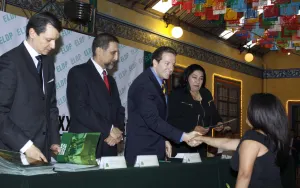 Exhortan a egresados ELD evitar conducirse por el camino fácil