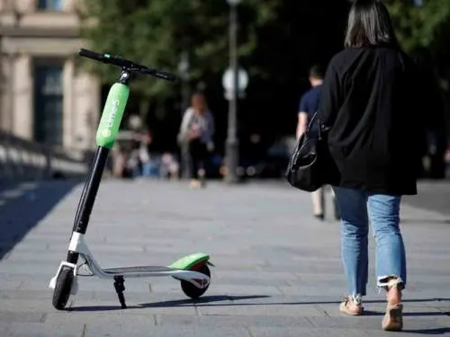 París multará a quien utilice scooters eléctricos en banquetas
