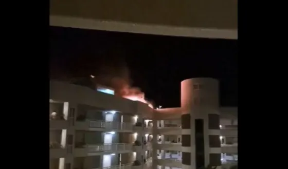 Helicóptero se estrella contra hotel en Australia; muere el piloto y evacúan a 400 personas