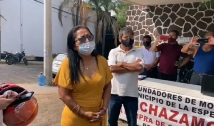 Colectivo coloca moños negros en sede de Morena; exige detención de Saúl Huerta 