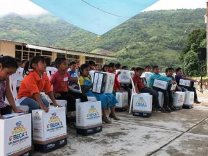 Sistema estatal DIF entrega paquetes escolares del programa Beca Un Niño Indígena en Tlapacoya