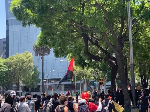 Encapuchados vandalizan inmediaciones de la embajada de EU