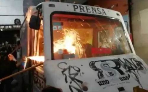 Feministas protestan frente al medio La Prensa; queman camión y cachitos de lotería