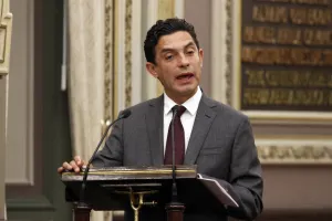 Martínez Amador arremete contra dirigencia y candidata del PRD