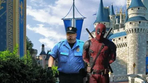 Deadpool muestra la carta de rechazo que recibió de los Vengadores