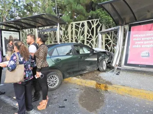 Conductor se impacta contra paradero frente al Parque Ecológico