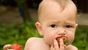 Razón científica de porque hueles a un bebé y te lo quieren comer