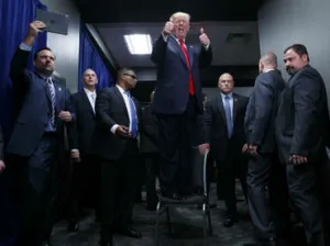 Según panistas, Trump saca ventaja a Clinton en sondeos por cita con Peña