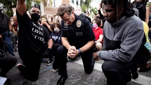 California prohíbe capacitación policíaca de sometimiento por cuello