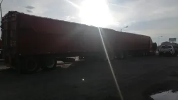 Chalán de trailero discute con esposa y se avienta en movimiento