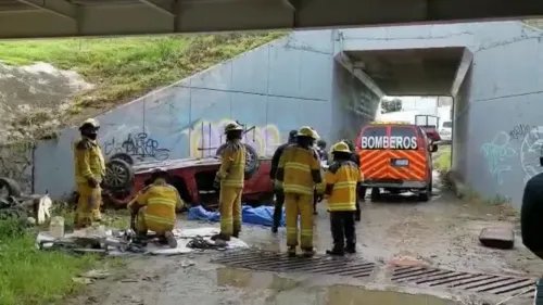 Automovilista se sale del Periférico Ecológico y muere
