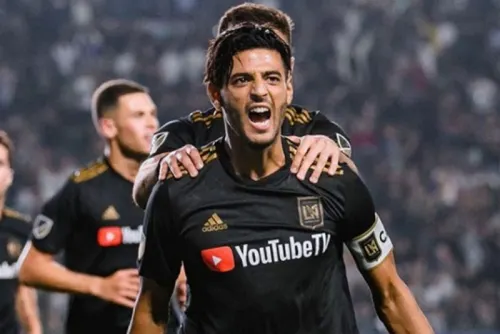 Carlos Vela recibe el premio al Jugador Más Valioso de la MLS