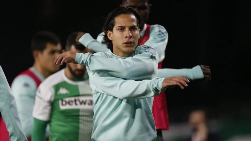 Diego Lainez da positivo a COVID-19