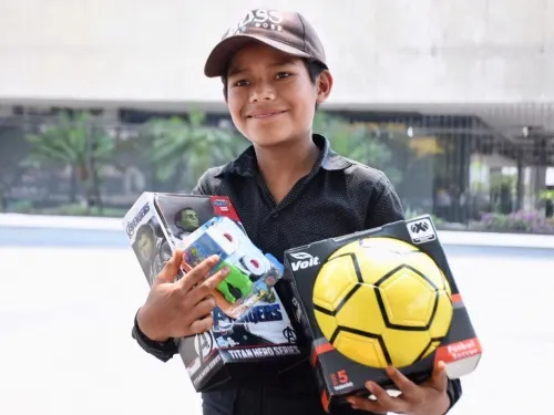 Fraternidad en tiempo de Covid: ciudadano lleva regalos a pequeño bolero