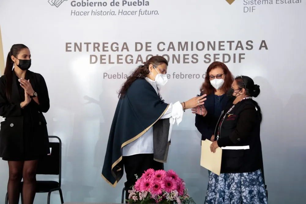 Entrega presidenta del SEDIF camionetas a 19 delegaciones regionales