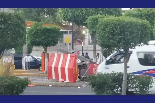 Un herido y daños materiales deja riña en inmediaciones de Walmart Reforma