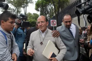 Padres de normalistas impiden a Solalinde oficiar misa