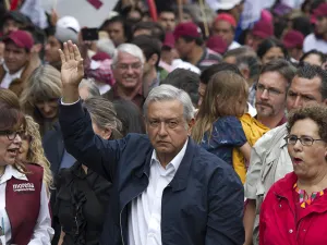 AMLO presenta su 3de3; gana 50 mil al mes