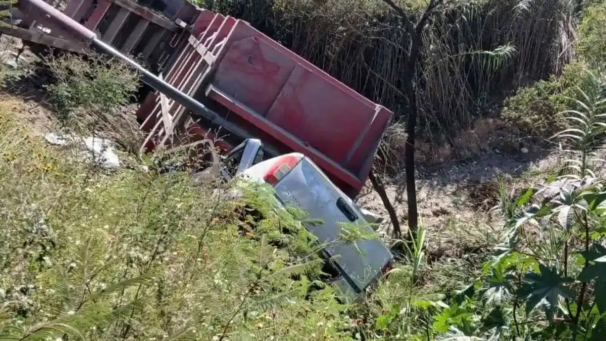 Acusan a alcalde de Tepexi de encubrir a chofer de tráiler tras choque donde murieron tres personas