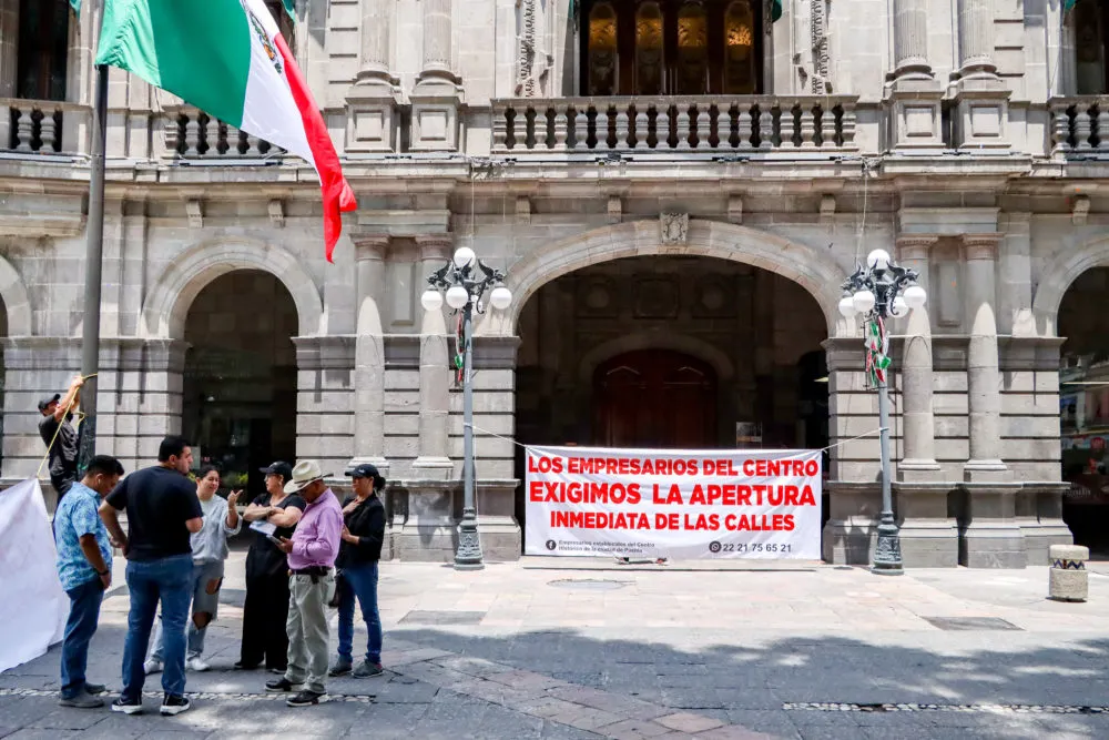 Comerciantes del CH realizan un plantón frente al Palacio Municipal, luego de que fueran retirados por granaderos de la 11 Norte-Sur