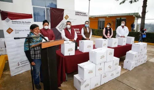 En Zoquitlán y Vicente Guerrero, SEDIF reparte paquetes alimentarios