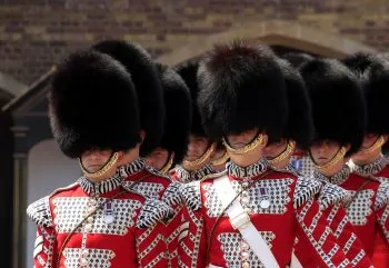 Arrestan a soldados de la Guardia Real de la reina Isabel II