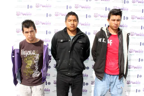 Detienen a sujetos en posesión de armas punzocortantes