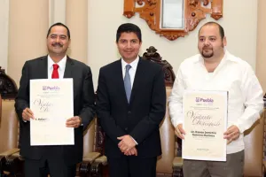 Eduardo Rivera entrega reconocimientos a alcaldes foráneos