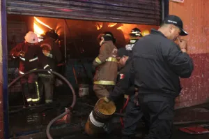 Fuerte incendio consume parte del Mercado Unión