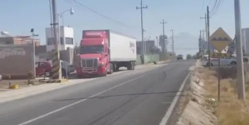 Roban 16 tractocamiones y levantan a 2 en empresa de Huejotzingo