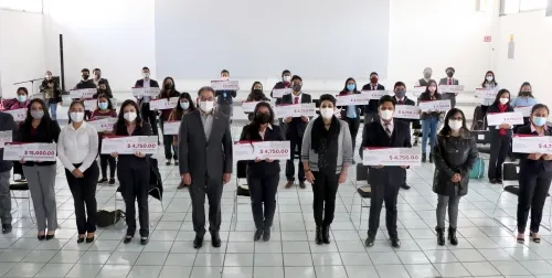 Entrega gobierno estímulos económicos a 172 alumnos de educación superior