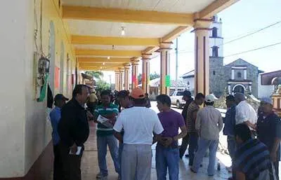 Pobladores toman presidencia auxiliar de Tenencia de las Flores