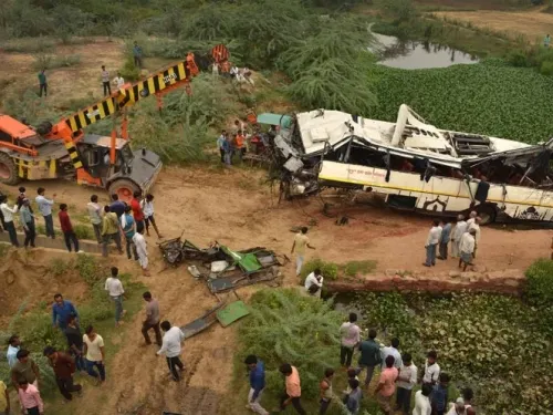 Autobús cae a canal en India; al menos 29 muertos