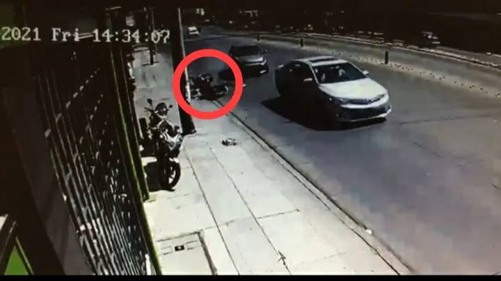 Motociclista es embestido por automovilista sobre Bulevar Atlixco
