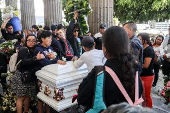 Entre lágrimas y aplausos, familiares y amigos despiden a Francisco Pineda, “Medio Metro de Puebla”