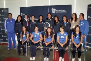 Equipo de voleibol femenil del Tec muestra su trofeo