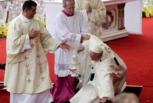 VIDEO: Sufre Francisco aparatosa caída en Cracovia