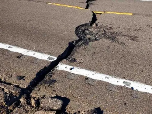 Así quedó carretera de Nevada tras fuerte sismo de magnitud 6.5