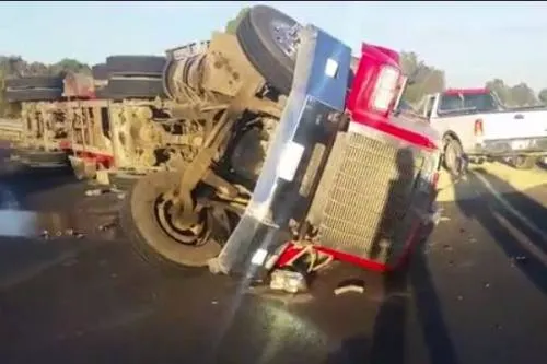 Se registra volcadura de tráiler sobre la Puebla-Orizaba; no hay heridos